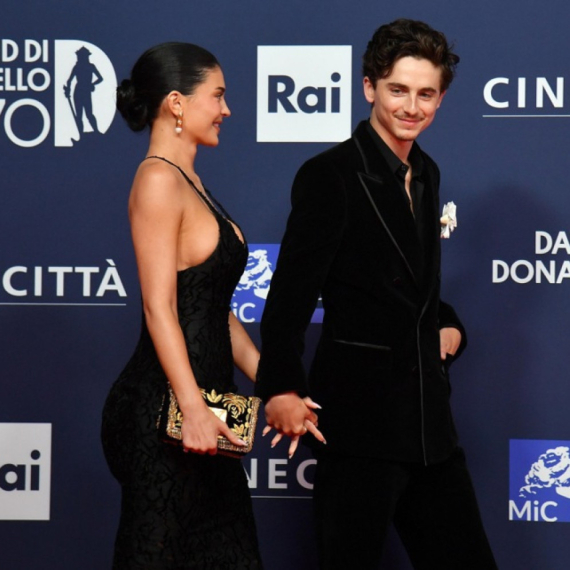 Rijaliti lepotica je prevarena? Sa njim planirala brak, a on se "topi" pored zanosne Rumunke VIDEO