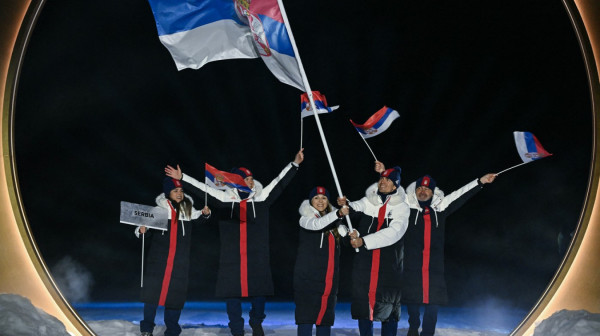 Srpska zastava se predstavila u Italiji – Anja i Miloš zaviorili trobojku FOTO