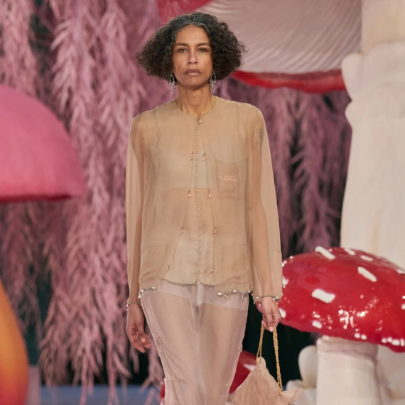 "Pedesete su pravo vreme da procvetate": Manekenka sede kose napravila "bum" na reviji FOTO