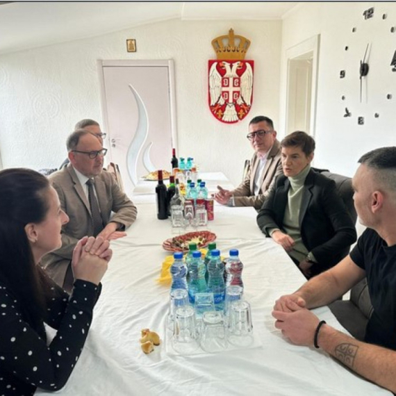 Brnabić posetila porodicu Premović u Ruskom Krsturu: Nastavili da grade svoj život na selu; Nisu se pokajali