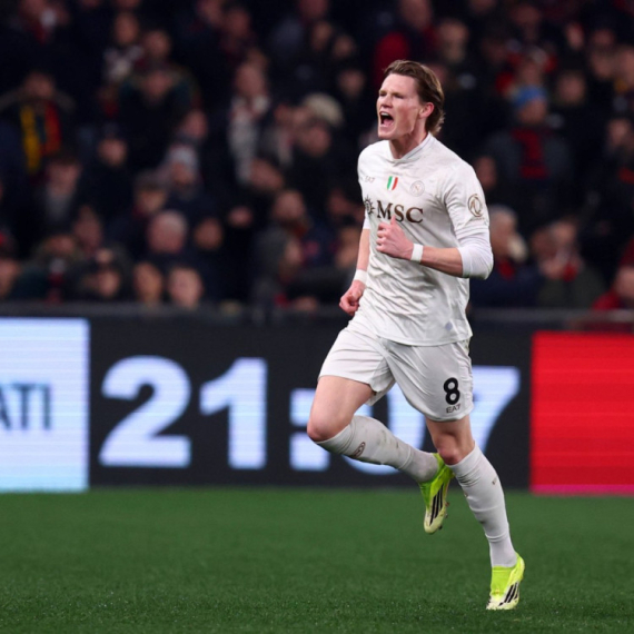 Napoli sa igračem manje do pobede u dubokoj nadoknadi VIDEO