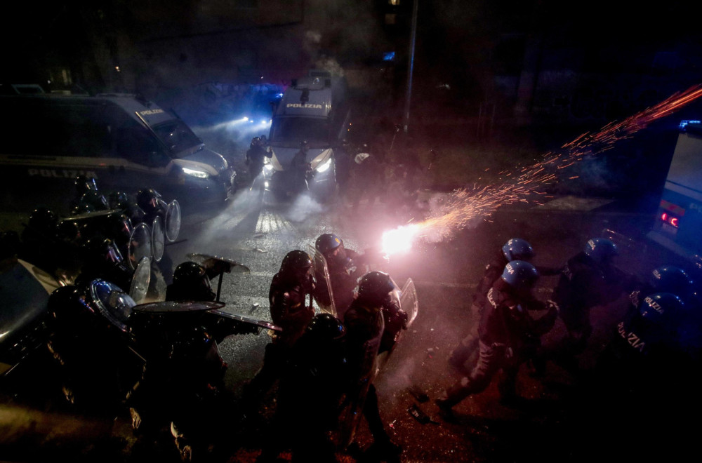 Haos u Milanu; Žestoki sukobi policije i demonstranata, upotrebljeni vodeni topovi FOTO/VIDEO