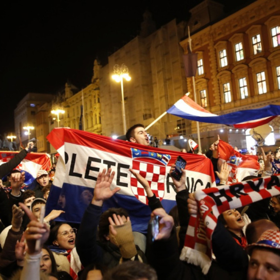 Ponovo haos u Hrvatskoj: Podignute desnice uz poklič "za dom spremni" na Tompsonovom koncertu