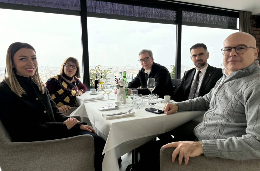 Vučić na Petrovaradinskoj tvrđavi: Sa Majom, Adrijanom, Žarkom i Milošem, uz čašu domaćeg sivog pinoa FOTO