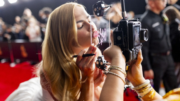 "Divlje" izdanje skandalozne lepotice: Promenila imidž, ali golo telo je uvek u fokusu FOTO