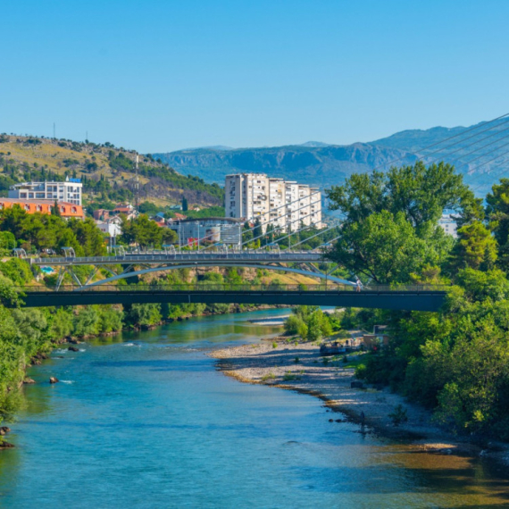 Vozilo sletelo u Moraču: Čeka se dolazak ronilaca i izvlačenje automobila; U njemu bilo više osoba? VIDEO