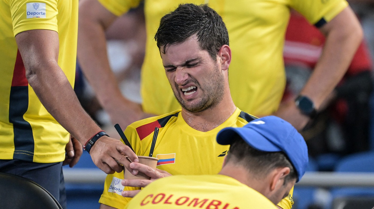 Apsolutni skandal u Dejvis kupu – teniseri napadnuti, letele flaše VIDEO