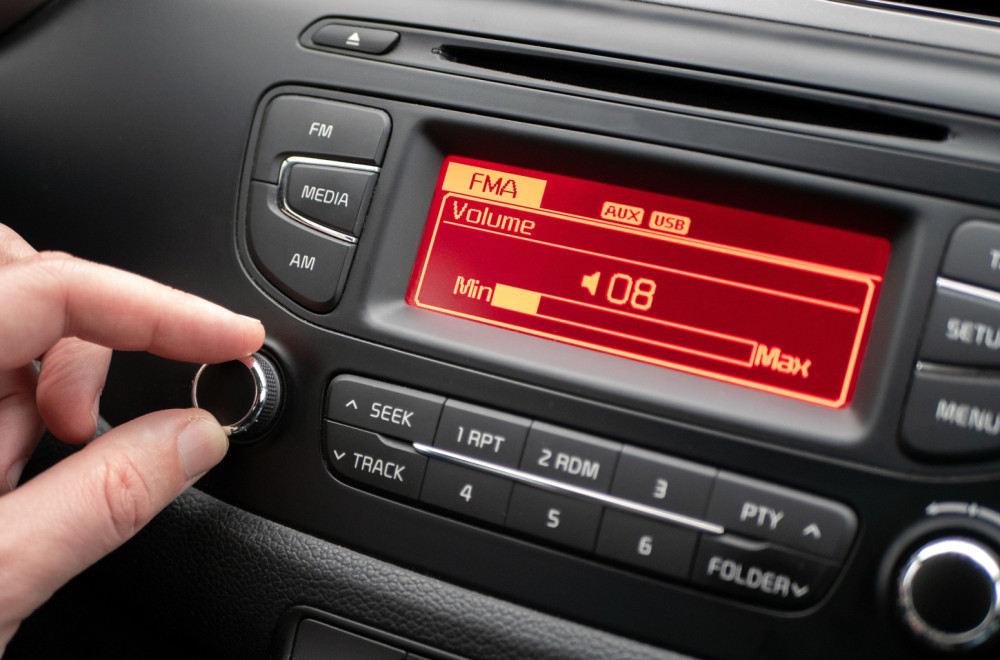 FM radio odlazi u istoriju: Milioni vozača ostaju bez omiljenih stanica?