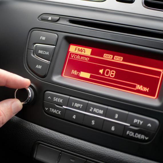 FM radio odlazi u istoriju: Milioni vozača ostaju bez omiljenih stanica?