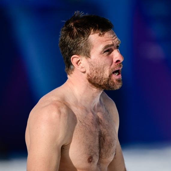 Internet obožava njegovu proslavu zlatne medalje – bez majice FOTO/VIDEO