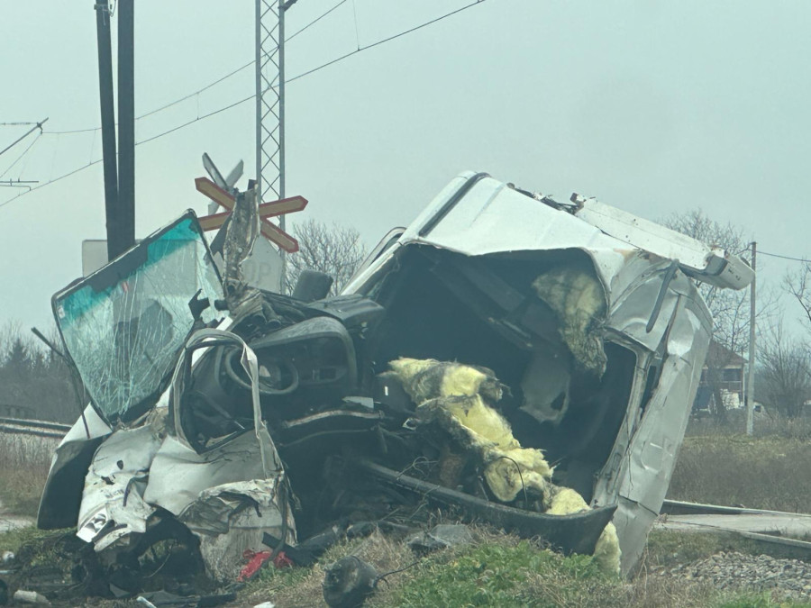 Užas kod Čačka: Voz naleteo na kombi i prepolovio ga; Vozač preminuo u bolnici FOTO/VIDEO