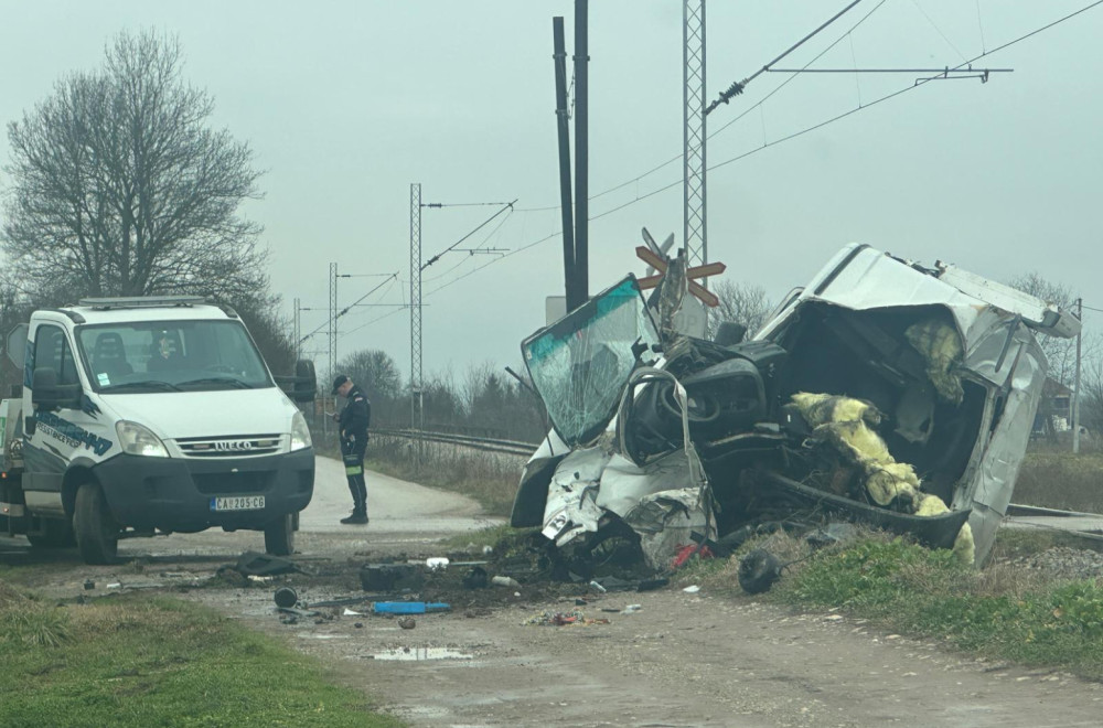 Drama kod Čačka: Voz naleteo na kombi; Ima povređenih FOTO