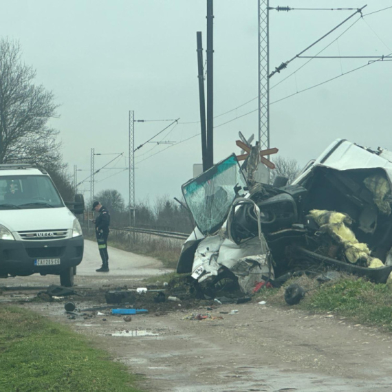 Drama kod Čačka: Voz naleteo na kombi; Ima povređenih FOTO