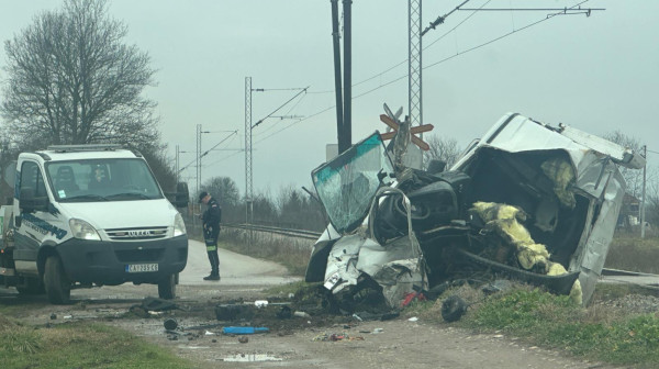 Užas kod Čačka: Voz naleteo na kombi i prepolovio ga; Vozač preminuo u bolnici FOTO/VIDEO