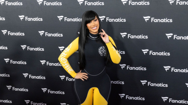 Čak ni mašine ne mogu da joj odole: Vreli ples Kardi Bi "raspomamio" robota VIDEO