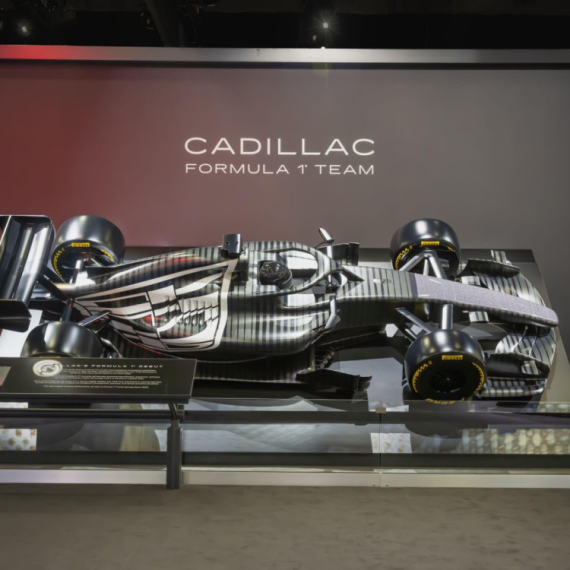 Kadilak predstavio F1 bolid – 16 miliona $ da ga vide tokom Superboula VIDEO