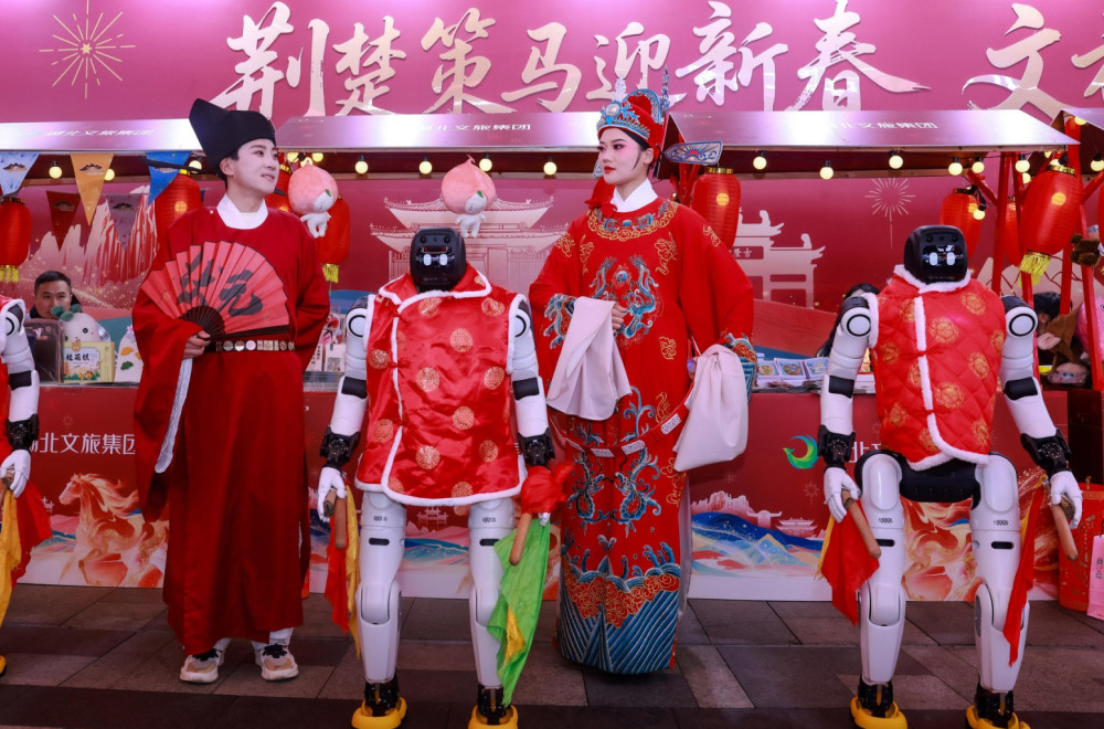 Kineski roboti na gala večeri: Sve je spremno za proslavu VIDEO