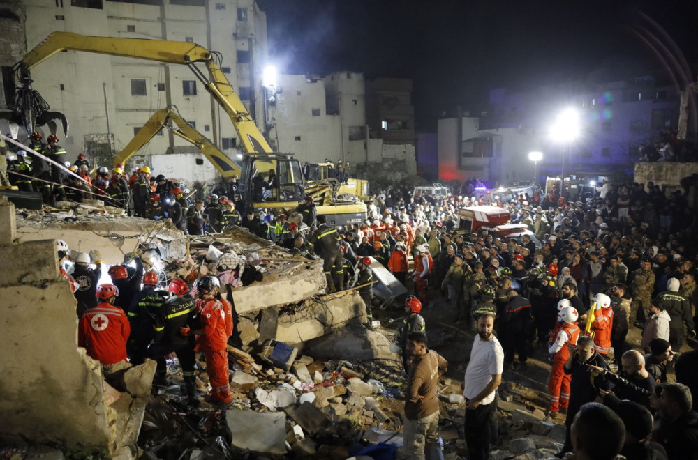Srušila se stambena zgrada: Raste broj mrtvih; Ljude traže pod ruševinama FOTO/VIDEO