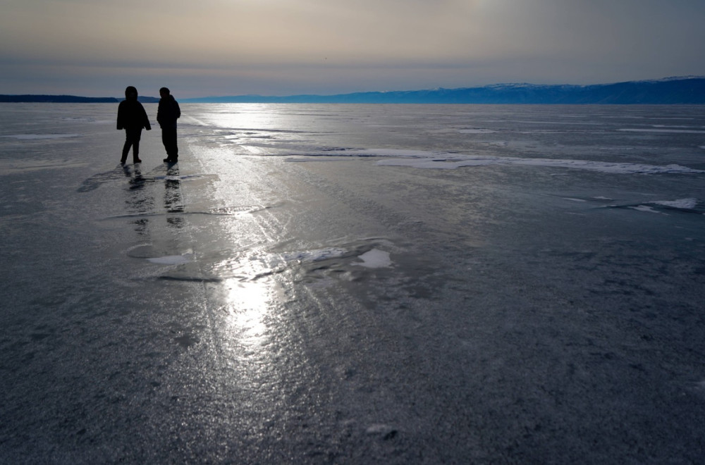 Tragedija na Bajkalskom jezeru: Automobil propao kroz led, dve osobe poginule
