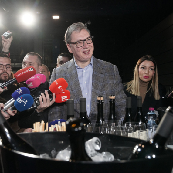 "Kina idealna prilika": Vučić obilazi proizvođače vina, piva i jakih pića FOTO/VIDEO