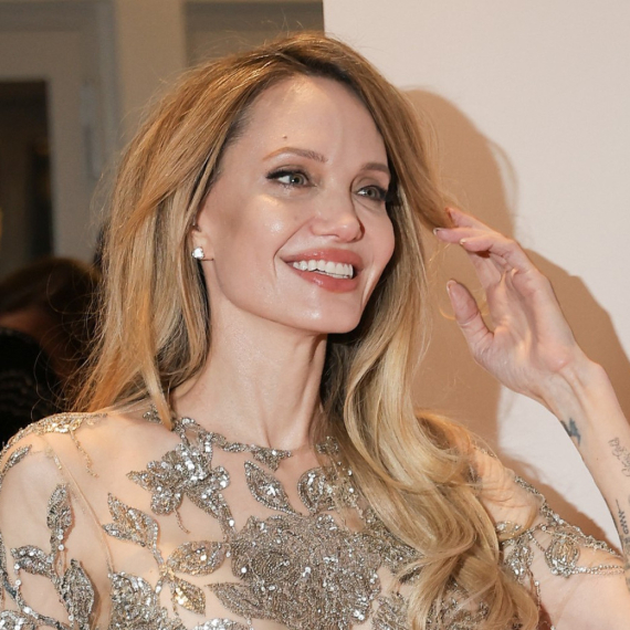 Anđelina Džoli u najlepšoj goloj haljini: Hrabro prošetala bez brusa FOTO