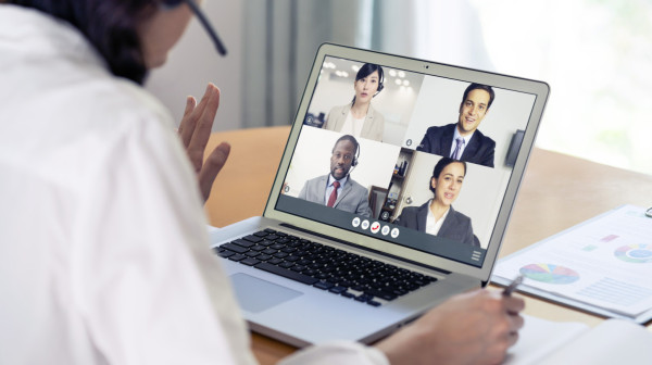 Francuska ima novog neprijatelja: Srednji prst za američke aplikacije