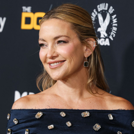 Uska haljina "puca", a dijamant na njenoj ruci krade šou: Kejt Hadson obožava svoje telo FOTO