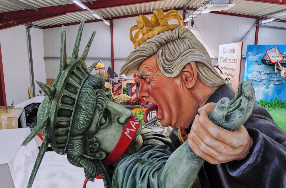 Skandal na karnevalu: Trampova gola zadnjica FOTO