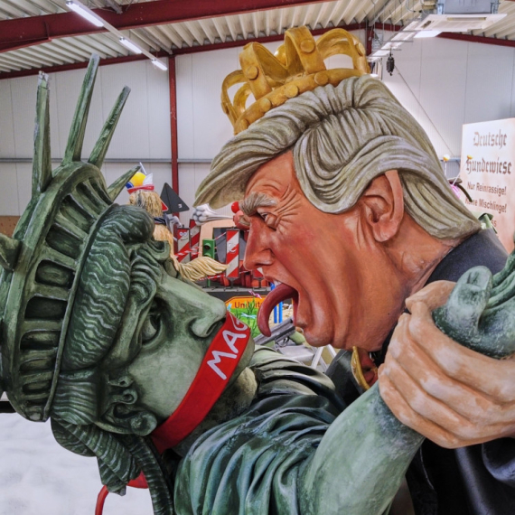 Skandal na karnevalu: Trampova gola zadnjica FOTO