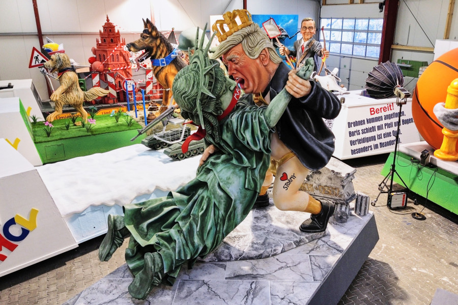 Skandal na karnevalu: Trampova gola zadnjica FOTO