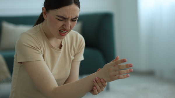 Ne ignorišite bol u zglobovima: Specijalista upozorava mlade ljude na podmuklu bolest VIDEO