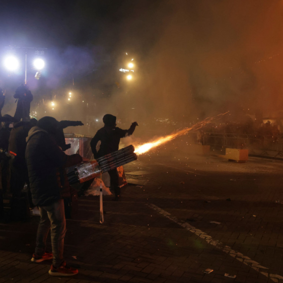 "Ratno stanje" na ulicama Tirane; Demonstranti hteli da zapale Raminu kancelariju FOTO/VIDEO
