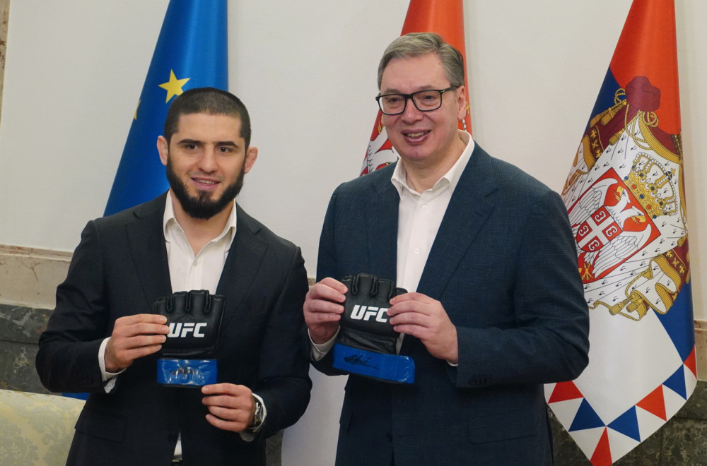 Vučić primio svetskog šampiona Islama Mahačeva; Oduševljen i poklonom koji je dobio: Iz poslednje borbe FOTO