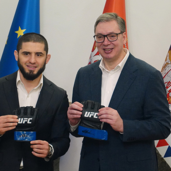 Vučić primio svetskog šampina Islama Mahačeva; Oduševljen i poklonom koji je dobio: "Iz poslednje borbe" FOTO