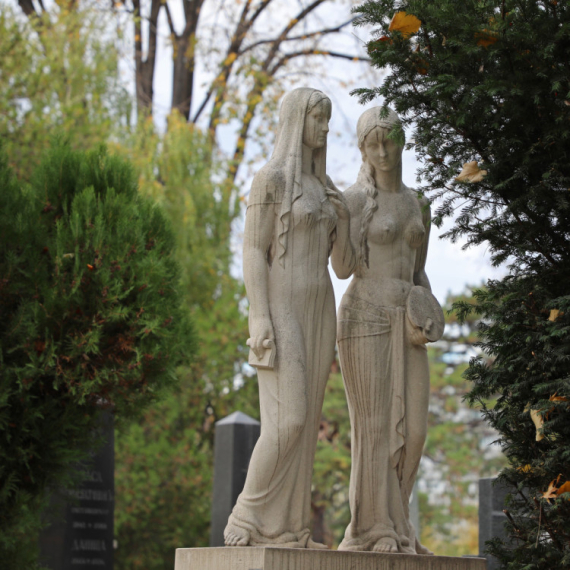 Važno obaveštenje za posetioce grobalja na Zadušnice: Poseban režim za ulazak motornim vozilima VIDEO