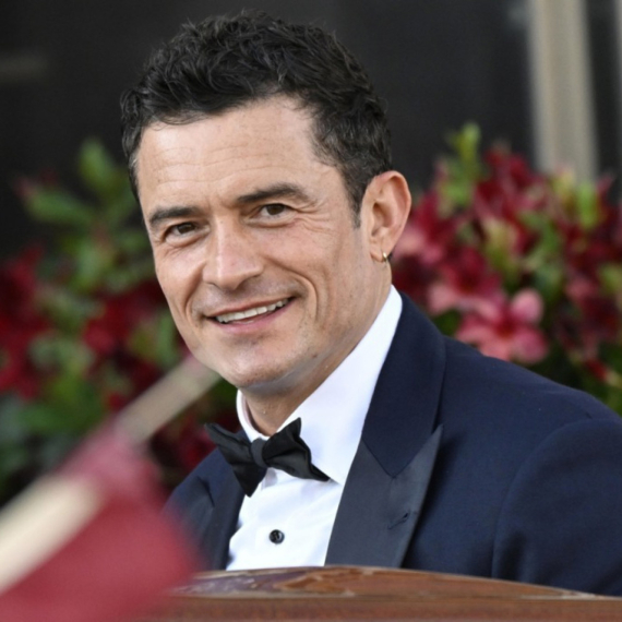 Zgodna plavuša se ne odvaja od njega: Orlando Blum ljubi 21 godinu mlađu manekenku? FOTO