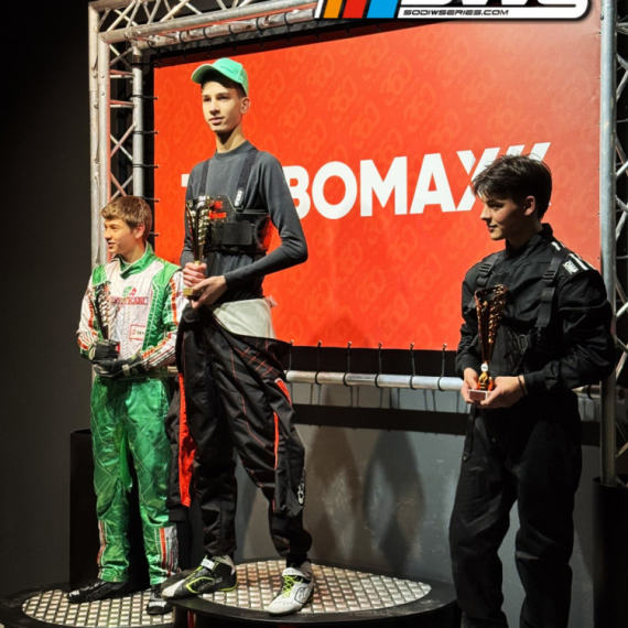 Spektakl u Turbomaxu na SWS E-Sprint večeri: Lazar Čakarević osvojio četiri zlata u Beogradu FOTO