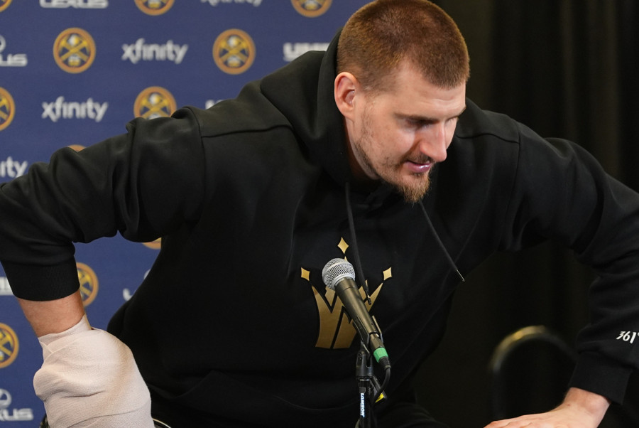 Zašto Jokić igra povređen? VIDEO