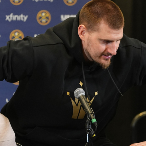 Jokić ni reč o zavijenoj ruci posle utakmice: "To dolazi i prolazi" FOTO/VIDEO