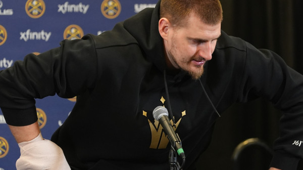 Jokić ni reč o zavijenoj ruci posle utakmice: "To dolazi i prolazi" FOTO/VIDEO