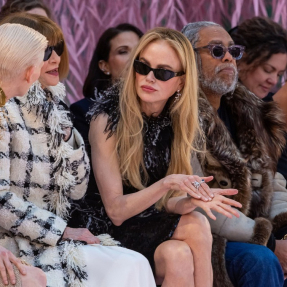 Napadali su je zbog loše perike – sad im je pokazala svoju prirodnu kosu FOTO