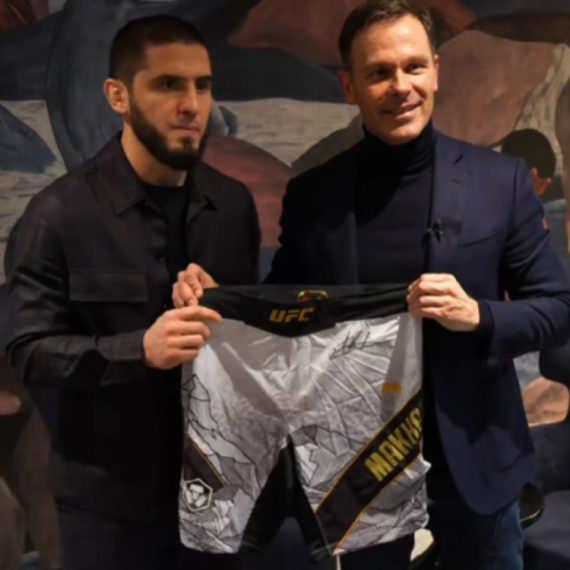 Mali obarao ruke sa Mahačevim: Dobio i specijalan poklon; "Jesam li spreman za Dagestan?" VIDEO