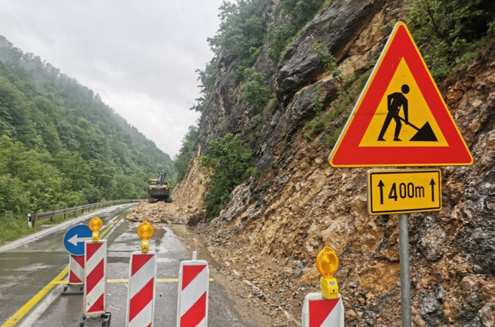 Pokrenuto klizište na putu kod Čačka: Ekipe odmah upućene na teren; Zatvorena deonica do daljeg