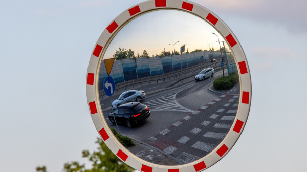 Zbog feng šuija uklonili saobraćajno ogledalo, pa nastao haos