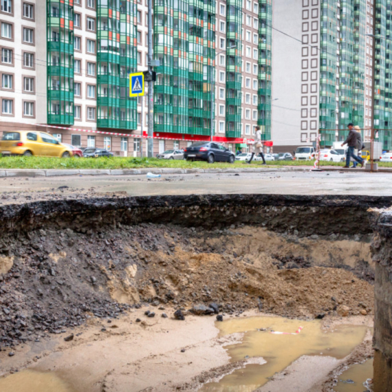 Horor u Šangaju: Ogromna rupa progutala ulicu; Snimci su jezivi VIDEO