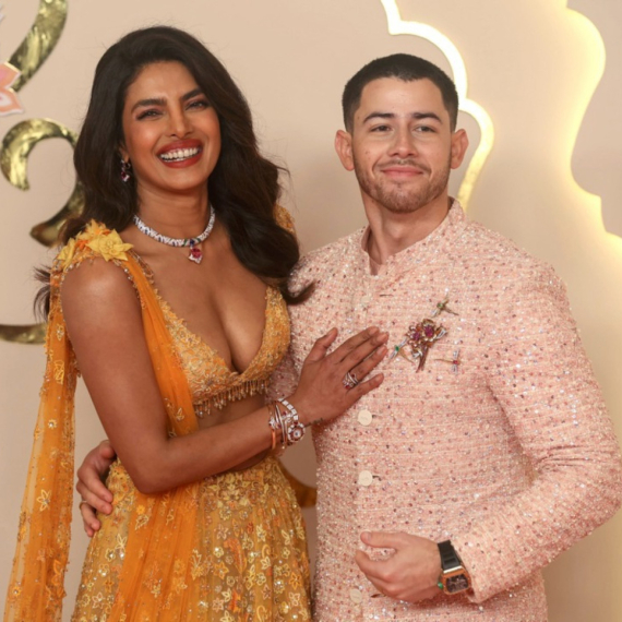 Kažu da izgledaju kao "mama i sin", ali oni se ludo vole: "Bilo je jako bolno" FOTO