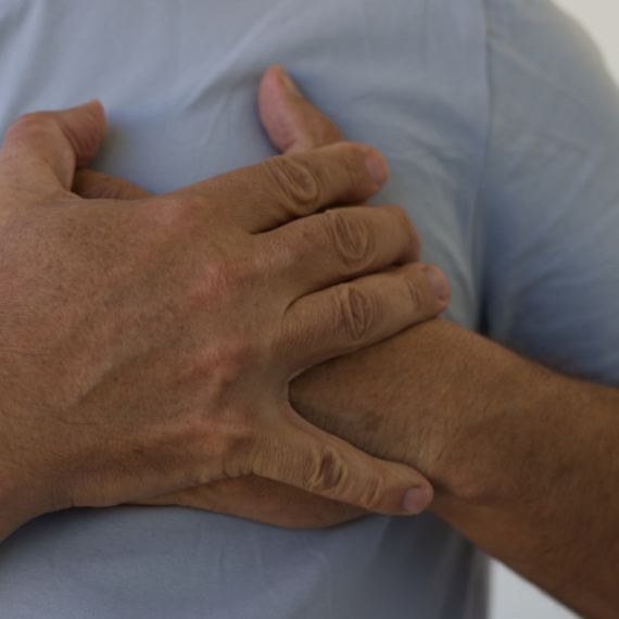 Četiri znaka mogu da ukazuju na srčani udar: Jedan skoro nikome ne bi pao na pamet