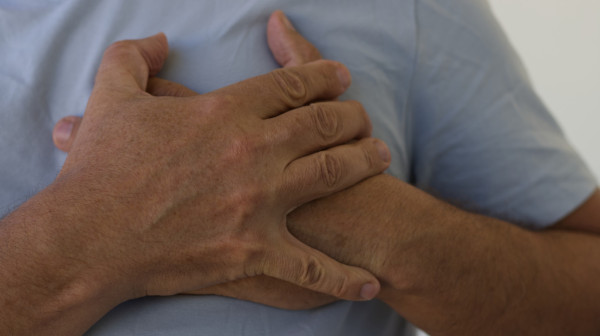 Četiri znaka mogu da ukazuju na srčani udar: Jedan skoro nikome ne bi pao na pamet