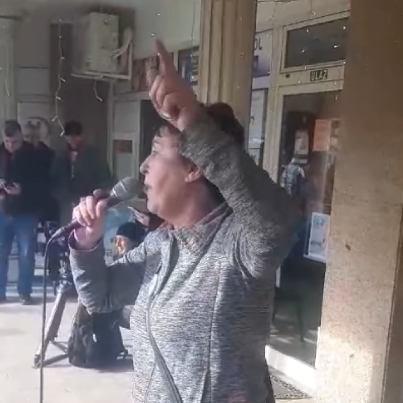 Bralović u Mrčajevcima ponovila jezive pretnje: "Spremite katrana i perja; Jurićemo ih, šutirati" VIDEO