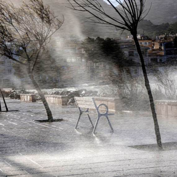 Oluja Nils razara: Ima mrtvih; Jak vetar nosio sve pred sobom; Građanima upućeno upozorenje FOTO/VIDEO